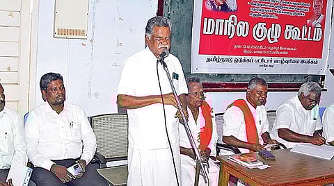 சென்னையில் நேற்று நடந்த தமிழ்நாடு ஒடுக்கப்பட்டோர் வாழ்வுரிமை இயக்கத்தின் மாநில குழு கூட்டத்தில் இந்திய கம்யூனிஸ்ட் கட்சி மாநில செயலாளர் இரா.முத்தரசன் பங்கேற்று பேசினார். உடன், இயக்கத்தின் மாநில துணைத் தலைவர் போ.லிங்கம், பொதுச் செயலாளர் மு.வீரபாண்டி யன், தலித் உரிமைகள் இயக்கத்தின் தேசிய தலைவர் ராமமூர்த்தி, க.மாரிமுத்து எம்எல்ஏ உள்ளிட்டோர். படம்: ம.பிரபு