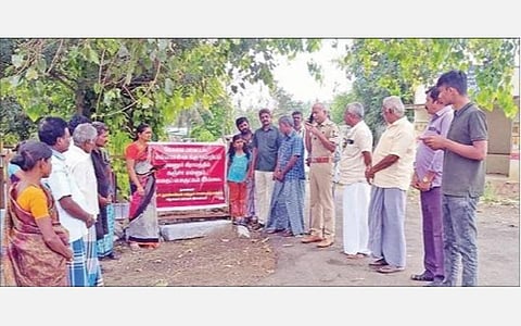 கோவை மாவட்டம் நெகமம் அருகே மூலனூர் கிராமத்தில் ‘கஞ்சா இல்லாத கிராமம்’ என காவல்துறையினரால் வைக்கப்பட்டுள்ள பேனர்.