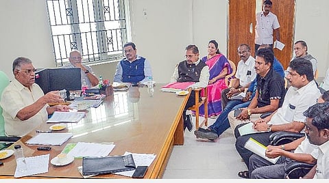 மாநிலக் கல்விக் கொள்கை வடிவமைப்பு தொடர்பான கருத்து கேட்புக் கூட்டம் சென்னை கிண்டியில் உள்ள அண்ணா பல்கலைக்கழக வளாகத்தில் நேற்று நடைபெற்றது. இதில் தனியார் பள்ளி சங்கங்களின் நிர்வாகிகள் கலந்துகொண்டு தங்கள் பரிந்துரைகளை குழு தலைவரான ஒய்வுபெற்ற நீதிபதி த.முருகேசனிடம் தெரிவித்தனர். உடன் குழு உறுப்பினர் அருணா ரத்னம் உள்ளிட்டோர். படம்: பு.க.பிரவீன்