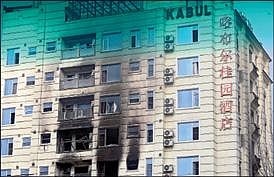 தீவிரவாத தாக்குதலில் தீயில் கருகி சேதம் அடைந்த ஓட்டல். படம்: பிடிஐ