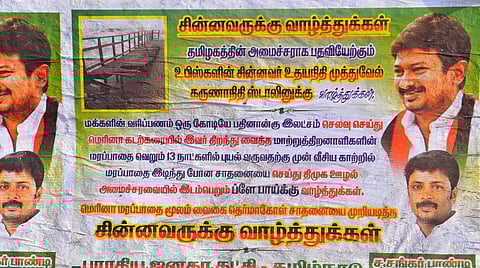 மதுரை பூ மார்க்கெட் அருகே ஓட்டப்பட்டுள்ள போஸ்டர் | படம்: எஸ்.கிருஷ்ணமூர்த்தி