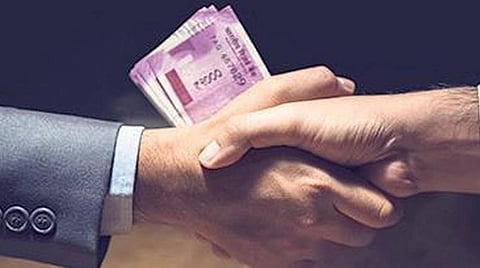 கையும் களவுமாக பிடிபட்ட போது லஞ்ச பணத்தை விழுங்கிய போலீஸ் அதிகாரி கைது