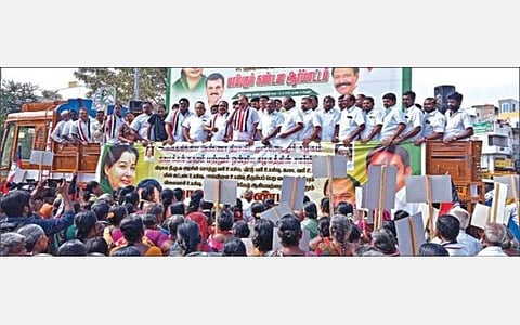 விலைவாசி உயர்வைக் கண்டித்து, நாமக்கல் பூங்கா சாலையில் நகர அதிமுக சார்பில் நடைபெற்ற ஆர்ப்பாட்டத்தில், முன்னாள் அமைச்சர் பி. தங்கமணி எம்எல்ஏ பேசினார். உடன் நகரச் செயலாளர் கே.பி.பி.பாஸ்கர் உள்ளிட்டோர்.