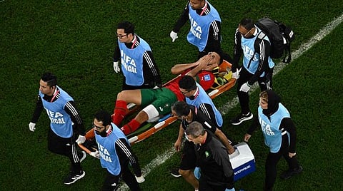 காயத்தால் மொராக்கோ வீரர் ரொமைன் சைஸ் ஸ்ட்ரெச்சரில் கொண்டு செல்லப்பட்ட காட்சி