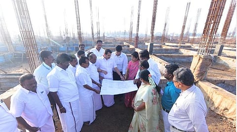 கரூர் புதிய பேருந்து நிலையக் கட்டுமானப் பணிகளை பார்வையிடும் அமைச்சர் செந்தில்பாலாஜி