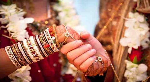 கணவரை கண்டுபிடிக்க கோரிய மனைவிக்கு ரூ.1.50 லட்சம் அபராதம்: உயர் நீதிமன்றம் உத்தரவு