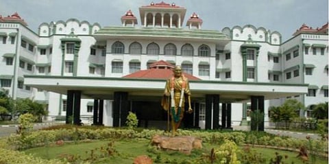 பாஜக நிர்வாகி கொலையில் தவறுதலாக கைதானவர்களுக்கு ரூ.18 லட்சம் இழப்பீடு - தமிழக அரசுக்கு உயர் நீதிமன்றம் உத்தரவு