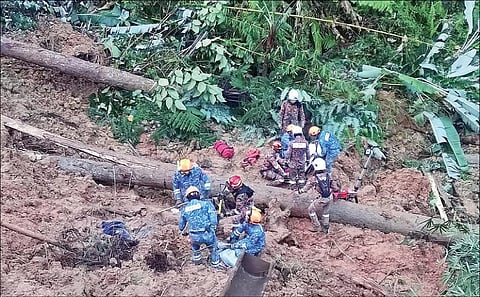 மலேசியாவின் படாங் காலி பகுதியில் நேற்று திடீரென நிலச்சரிவு ஏற்பட்டதில் 16 பேர் உயிரிழந்தனர். சம்பவம் நடந்த இடத்தில் மீட்புப் பணியில் ஈடுபட்டுள்ள ராணுவ வீரர்கள். படம்: பிடிஐ