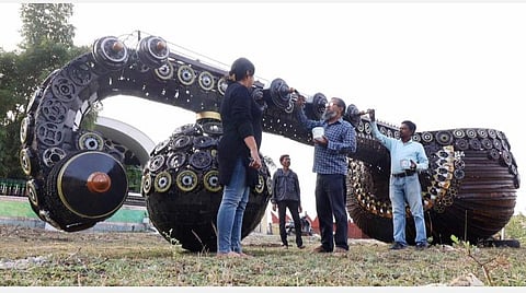 வாகன கழிவுகளைக் கொண்டு உருவாக்கப்பட்ட மிகப்பெரிய ருத்ர வீணை