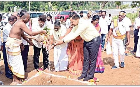 மாமல்லபுரம் அருகே சாலவான்குப்பத்தில் தடுப்புச் சுவர் கட்ட செங்கல்பட்டு ஆட்சியர் ஆ.ர.ராகுல் நாத், திருப்போரூர் எம்எல்ஏஎஸ்.எஸ்.பாலாஜி, இந்து சமய அறநிலையத் துறை இணை ஆணையர் வான்மதி ஆகியோர் பூமி பூஜையில் பங்கேற்றனர்.