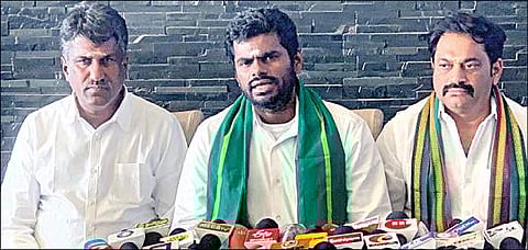 கோவையில் நேற்று செய்தியாளர்களை சந்தித்த அண்ணாமலை. உடன், பாஜக மாநில விவசாய அணி தலைவர் ஜி.கே.நாகராஜ், மாநகர், மாவட்ட தலைவர் பாலாஜி உத்தம ராமசாமி ஆகியோர்.