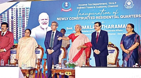 சென்னை அண்ணா நகரில் உள்ள மத்திய வருவாய் குடியிருப்பு வளாகத்தில், வருமான வரித் துறை மற்றும் மறைமுக வரி, சுங்கத் துறை அலுவலர்களுக்காக கட்டப்பட்டுள்ள குடியிருப்புகளை நேற்று திறந்து வைத்தார் மத்திய நிதியமைச்சர் நிர்மலா சீதாராமன். உடன், வருமான வரித் துறை தமிழ்நாடு மற்றும் புதுச்சேரி முதன்மை தலைமை ஆணையர் இரா.ரவிச்சந்திரன், மத்திய மறைமுக வரிகள் மற்றும் சுங்க வாரியத் தலைவர் விவேக் ஜோரி, உறுப்பினர் வி.ரமா மேத்யூ, மத்திய நேரடி வரிகள் வாரியத் தலைவர் நிதின் குப்தா, உறுப்பினர் சங்கீதா சிங் உள்ளிட்டோர்.