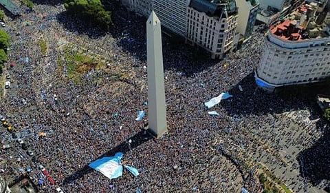 தங்கள் நாட்டின் உலகக் கோப்பை வெற்றியை கொண்டாடும் அர்ஜென்டினா மக்கள்