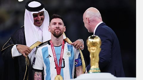 மெஸ்ஸிக்கு கருப்பு அங்கியை அணிவித்த கத்தார் மன்னர்