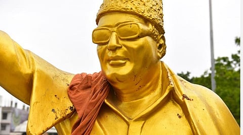 மதுரை கே.கே.நகர் பகுதியில் உள்ள எம்ஜிஆர் சிலை