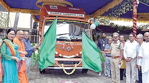 நடமாடும் ரோபோட்டிக்ஸ் ஆய்வகத்தை எச்சிஎல் டெக் மூத்த ஆலோசகர் ஜி.எச்.ராவ், மயிலாப்பூர் காவல் உதவி ஆணையர் வி.சீனிவாசன் ஆகியோர் கொடியசைத்து தொடங்கிவைத்தனர்.