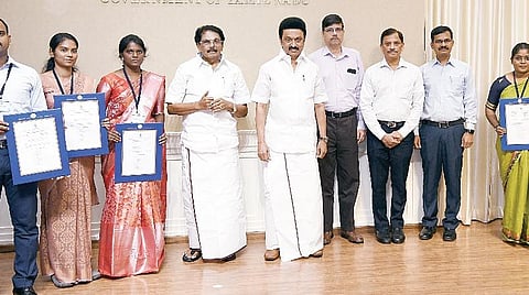 தமிழ்நாடு அரசுப் பணியாளர் தேர்வாணையத்தின் வாயிலாக துணை ஆட்சியர்களாக தேர்வு செய்யப்பட்ட 18 பேருக்கு பணி நியமன ஆணைகளை முதல்வர் மு.க.ஸ்டாலின் சென்னை தலைமைச் செயலகத்தில் நேற்று வழங்கினார். உடன், வருவாய்த் துறை அமைச்சர் சாத்தூர் ராமச்சந்திரன், வருவாய் நிர்வாக ஆணையர் எஸ்.கே.பிரபாகர், துறை செயலர் குமார் ஜெயந்த் உள்ளிட்டோர்.