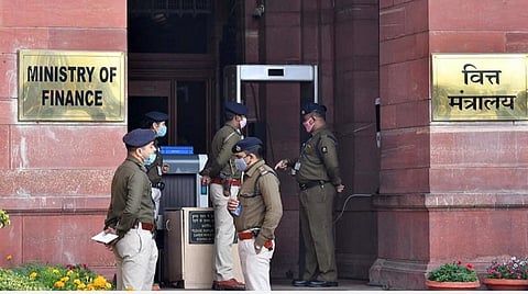 நாடாளுமன்றத்தில் கரோனா பெயரில் தொடரும் தடை - உதவியாளர்கள் அனுமதிக்கப்படாததால் குமுறும் எம்.பி.க்கள்