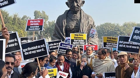 போராட்டத்தில் எதிர்க்கட்சிகள்