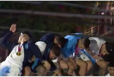 கேபிள் ஒயர்களிடம் சிக்காமல் தப்பிய அர்ஜெண்டினா அணியினர்.