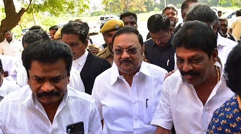 மதுரை மாவட்ட நீதிமன்றத்தில் ஆஜராகிவிட்டுஆதரவாளர்களுடன் வெளியே வரும் முன்னாள் மத்திய அமைச்சர் மு.க.அழகிரி. | படம்: எஸ்.கிருஷ்ணமூர்த்தி