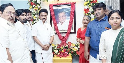 முன்னாள் முதல்வர் கருணாநிதியின் தனிச் செயலர் கோ.சண்முகநாதனின் முதலாமாண்டு நினைவு தினத்தையொட்டி, அவரது இல்லத்தில் வைக்கப்பட்டிருந்த படத்துக்கு நேற்று மலர்கள் தூவி அஞ்சலி செலுத்தினார் முதல்வர் மு.க.ஸ்டாலின். உடன், அமைச்சர்கள் துரைமுருகன், உதயநிதி ஸ்டாலின் மற்றும் சண்முகநாதன் குடும்பத்தினர்.