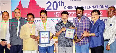 இந்தோ சினி அப்ரிசியேஷன் பவுண்டேஷன் சார்பில் நடத்தப்பட்ட 20-வது சென்னை சர்வதேச திரைப்பட விழாவின் நிறைவு நிகழ்ச்சி சென்னை சத்யம் திரையரங்கில் நேற்று நடைபெற்றது. இதில் சிறந்த படமாக `கிடா' தேர்வு செய்யப்பட்டது. அப்படக்குழுவினருக்கு இயக்குநர் பாக்யராஜ் விருதுகளை வழங்கி கவுரவித்தார். உடன் எம்ஜிஆர் திரைப்படக் கல்லூரி தலைவர் நடிகர் ராஜேஷ், இந்தோ சினி அப்ரிசியேஷன் தலைவர் சிவன் கண்ணன், பொதுச்செயலர் இ.தங்கராஜ், தயாரிப்பாளர் கேயார் உள்ளிட்டோர் உள்ளனர். படம்: பு.க.பிரவீன்