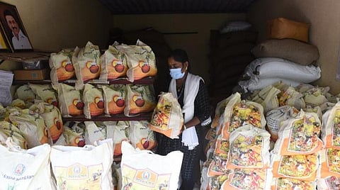 தமிழகத்தில் 2.19 கோடி குடும்ப அட்டைதாரர்களுக்கு ரூ.1,000 ரொக்கத்துடன் பொங்கல் பரிசு தொகுப்பு