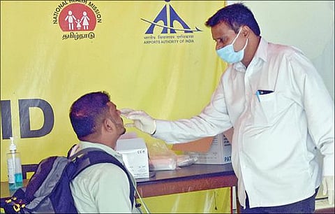 மத்திய அரசின் அறிவுறுத்தலின்படி, வெளிநாட்டில் இருந்து வரும் பயணிகளுக்கு சென்னை விமான நிலையத்தில் நேற்று கரோனா பரிசோதனை மேற்கொள்ளப்பட்டது. படம்: எம்.முத்துகணேஷ்