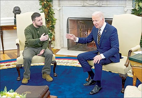 அமெரிக்க அதிபர் ஜோ பைடனை, உக்ரைன் அதிபர் ஜெலன்ஸ்கி, வாஷிங்டனில் நேற்று முன்தினம் சந்தித்துப் பேசினார்.படம்: பிடிஐ