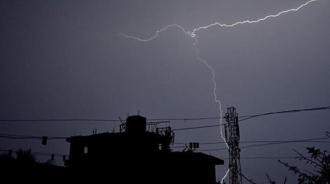 செங்கல் தொழிற்சாலை புகைப்போக்கி மீது மின்னல் தாக்கி 9 தொழிலாளர்கள் உயிரிழப்பு