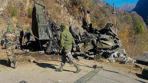 வடக்கு சிக்கிமின் ஜெமா பகுதியில் நேற்று பள்ளத்தாக்கில் கவிழ்ந்ததில் உருக்குலைந்த ராணுவ வேன்.படம்: பிடிஐ