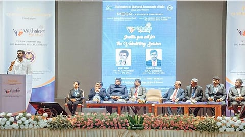 கோவையில் நடந்த கருத்தரங்கில் பேசும் பாஜக தலைவர் அண்ணாமலை