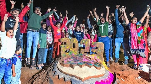 பிறந்தது 2023 - நாடு முழுவதும் புத்தாண்டு கொண்டாட்டம் களைகட்டியது