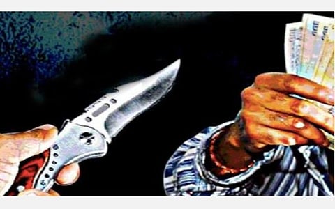 ஓசூரில் ஓட்டல் உரிமையாளர் வீட்டில் புகுந்து கத்தியை காட்டி மிரட்டி 16 பவுன் நகை கொள்ளை