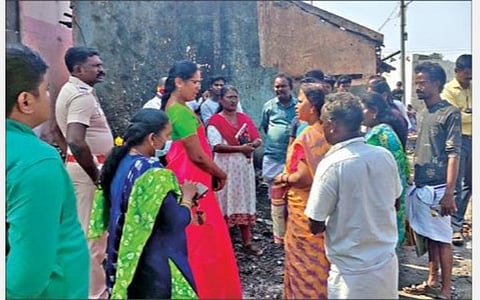 மோகனூர் மேட்டுத்தெருவில் பட்டாசு வெடித்த விபத்தில் சேத மடைந்த வீடுகள் குறித்து கணக்கெடுக்கும் பணியில் ஈடுபட்ட வருவாய்த் துறையினர்.