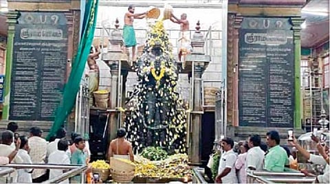 ஆங்கிலப் புத்தாண்டை முன்னிட்டு, நாமக்கல் ஆஞ்சநேயர் கோயிலில் சுவாமிக்கு ஒன்றரை டன் மலர்களால் சிறப்பு அபிஷேகம் நடைபெற்றது.