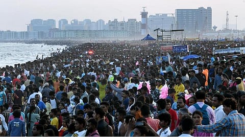 புத்தாண்டு தினத்தன்று (ஜன.1) சென்னை மெரினா கடற்கரையில் கூடியிருந்த பொதுமக்கள்