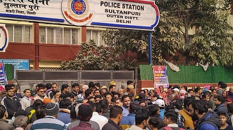 போராட்டத்தில் ஈடுபட்ட பொதுமக்கள்