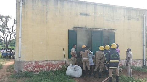 சிவகாசி அருகே தீப்பெட்டித் தொழிற்சாலையில் ஏற்பட்ட தீயை அணைக்கும் தீயணைப்புத் துறையினர்