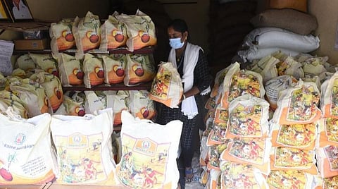 பொங்கல் பரிசு தொகுப்புக்கு இன்று முதல் `டோக்கன்' விநியோகம் - ரேஷன் கடை ஊழியர்கள் வீடு வீடாகச் சென்று வழங்குவர்