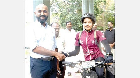 ராமநாதபுரம் ஆட்சியர் அலுவலகத்தில் ஆட்சியர் ஜானி டாம் வர்கீஸிடம் வாழ்த்துப் பெற்ற மத்திய பிரதேச மாநில இளம்பெண் ஆஷா மால்வியா.படம்: எல்.பாலச்சந்தர்