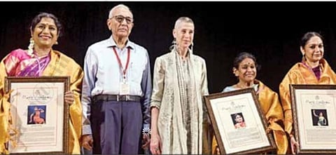மியூசிக் அகாடமியின் நாட்டிய விழாவைத் தொடங்கிவைத்த சென்னை, அமெரிக்க துணைத் தூதரக அதிகாரி ஜுடித் ரவின், ‘நிருத்ய கலாநிதி’ விருதை பரதநாட்டியக் கலைஞர்கள் ரமா வைத்தியநாதன், நர்த்தகி நடராஜ், பிரஹா பெசல் ஆகியோருக்கு வழங்கினார். உடன் மியூசிக் அகாடமியின் தலைவர் ‘இந்து’ என்.முரளி. படம்: பு.க.பிரவீன்