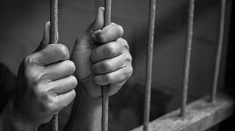 மதுரையில் பிரபல வர்த்தக நிறுவனத்தில் நகை விற்பனையில் மோசடி - 2 ஊழியர்கள் சிக்கினர்