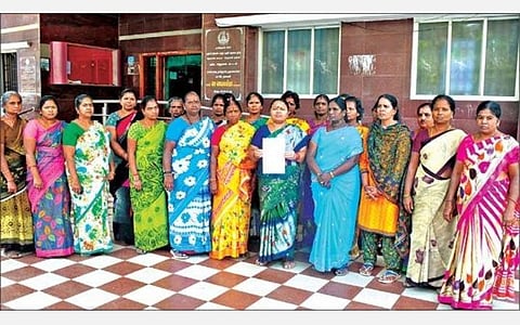 ஆட்குறைப்பு நடவடிக்கையைக் கைவிடக்கோரி, கிருஷ்ணகிரி நகராட்சி அலுவலகம் முன்பு ஆர்ப்பாட்டத்தில் ஈடுபட்ட அம்மா உணவக ஊழியர்கள்.