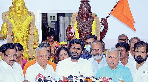 தமிழக பாஜக மாநில தலைவர் அண்ணாமலை சென்னை தி.நகர், கமலாலயத்தில் நேற்று செய்தியாளர்களிடம் பேசினார். கட்சி நிர்வாகிகள் உடனிருந்தனர். படம்: பு.க.பிரவீன்