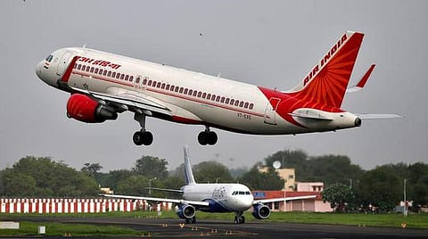 விமானத்தில் பெண் மீது சிறுநீர் கழித்த பயணிக்கு தடை