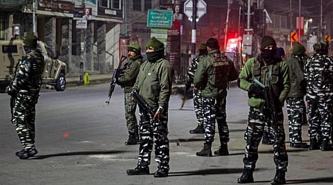 காஷ்மீருக்கு மேலும் 1,800 வீரர்களை அனுப்பியது சிஆர்பிஎப்