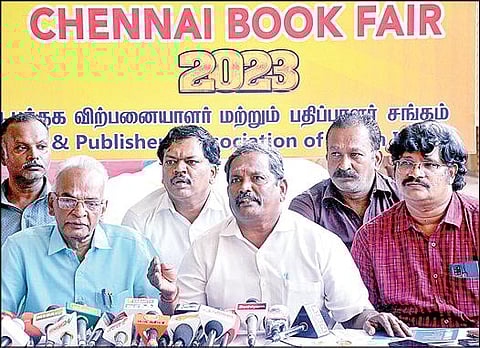 தென்னிந்திய புத்தக விற்பனையாளர் மற்றும் பதிப்பாளர் சங்கம் (பபாசி) சார்பில் 46-வது புத்தகக் காட்சி சென்னை நந்தனம், ஒய்எம்சிஏ மைதானத்தில் ஜன.6-ம் தேதி தொடங்குகிறது. இது தொடர்பாக நேற்று செய்தியாளர்களைச் சந்தித்த பபாசி தலைவர் எஸ்.வயிரவன், துணைத் தலைவர் பெ.மயிலவேலன், செயலாளர் எஸ்.கே.முருகன், பொருளாளர் ஏ.குமரன் உள்ளிட்டோர். படம்: பு.க.பிரவீன்