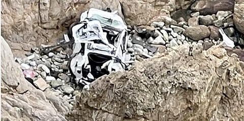 அமெரிக்காவின் கலிஃபோர்னியா மாகாணத்தின் சேன் மாடியோ என்ற மலைப் பகுதியில் 300 அடி பள்ளத்தில் விழுந்து நொருங்கிய கார்.